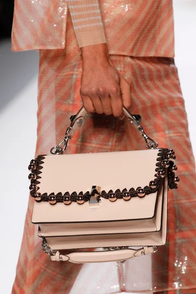 Look 60